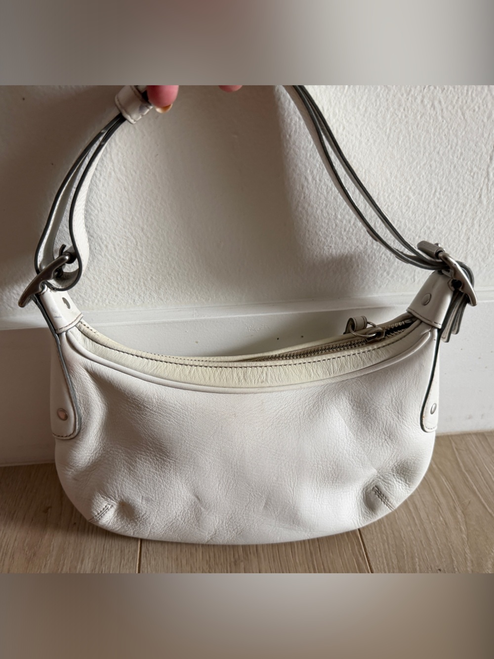 Coach Vintage White Leather Shoulder Bag - Picture 2 of 11